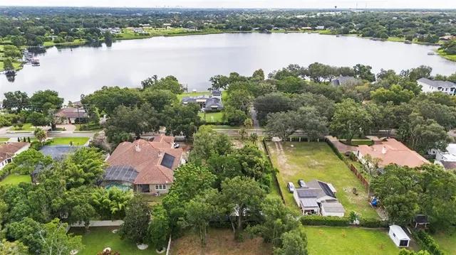 an aerial view of a house with outdoor space and lake view