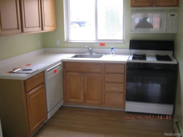 433 Miller Avenue, Unit 40 Rochester, MI 48307 - Photo 5 of 9 KITCHEN 1.jpg