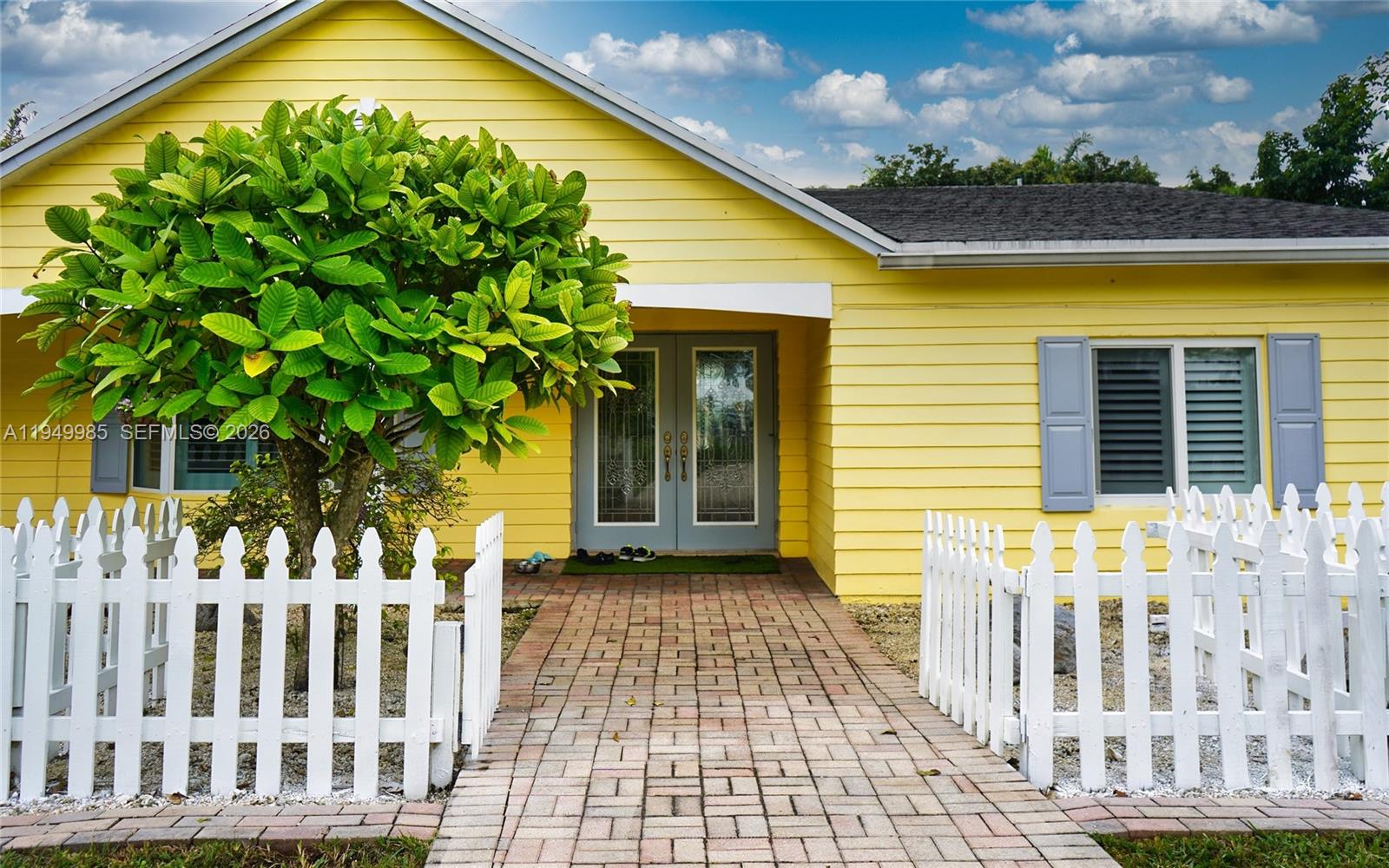 19280 Southwest 304th Street Homestead, FL 33030 - Photo 4 of 57 a view of a house with a swimming pool