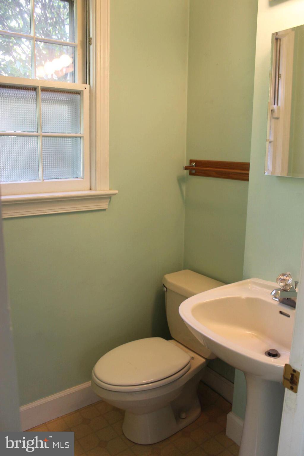 2702 Ridge Rd Drive Alexandria, VA 22302 - Photo 8 of 28 Half bath