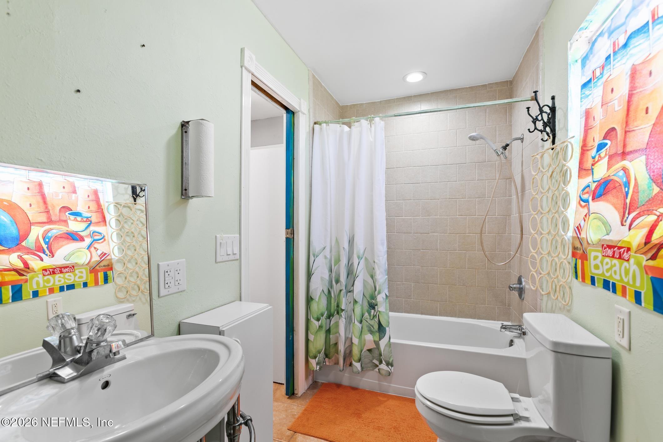 958-954 Grand Rondo Crescent City, FL 32112 - Photo 19 of 29 a bathroom with a sink a toilet and a bathtub
