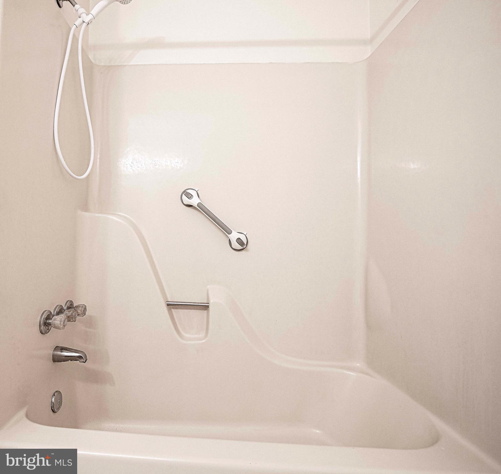 2916 Carlyle Court Abingdon, MD 21009 - Photo 24 of 30 Tub/Shower in Hall Bath