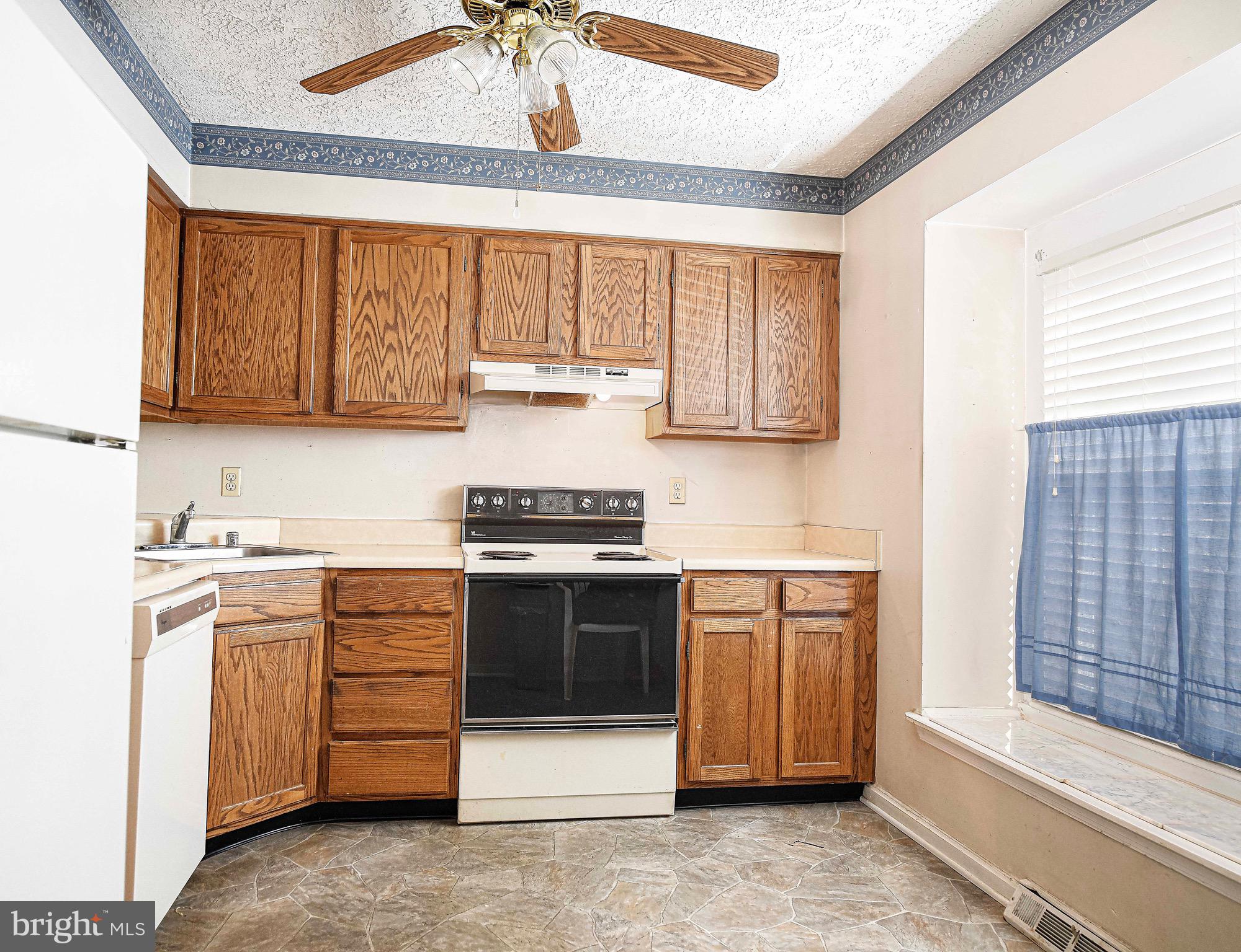 2916 Carlyle Court Abingdon, MD 21009 - Photo 9 of 30 Front facing window & ceiling fan