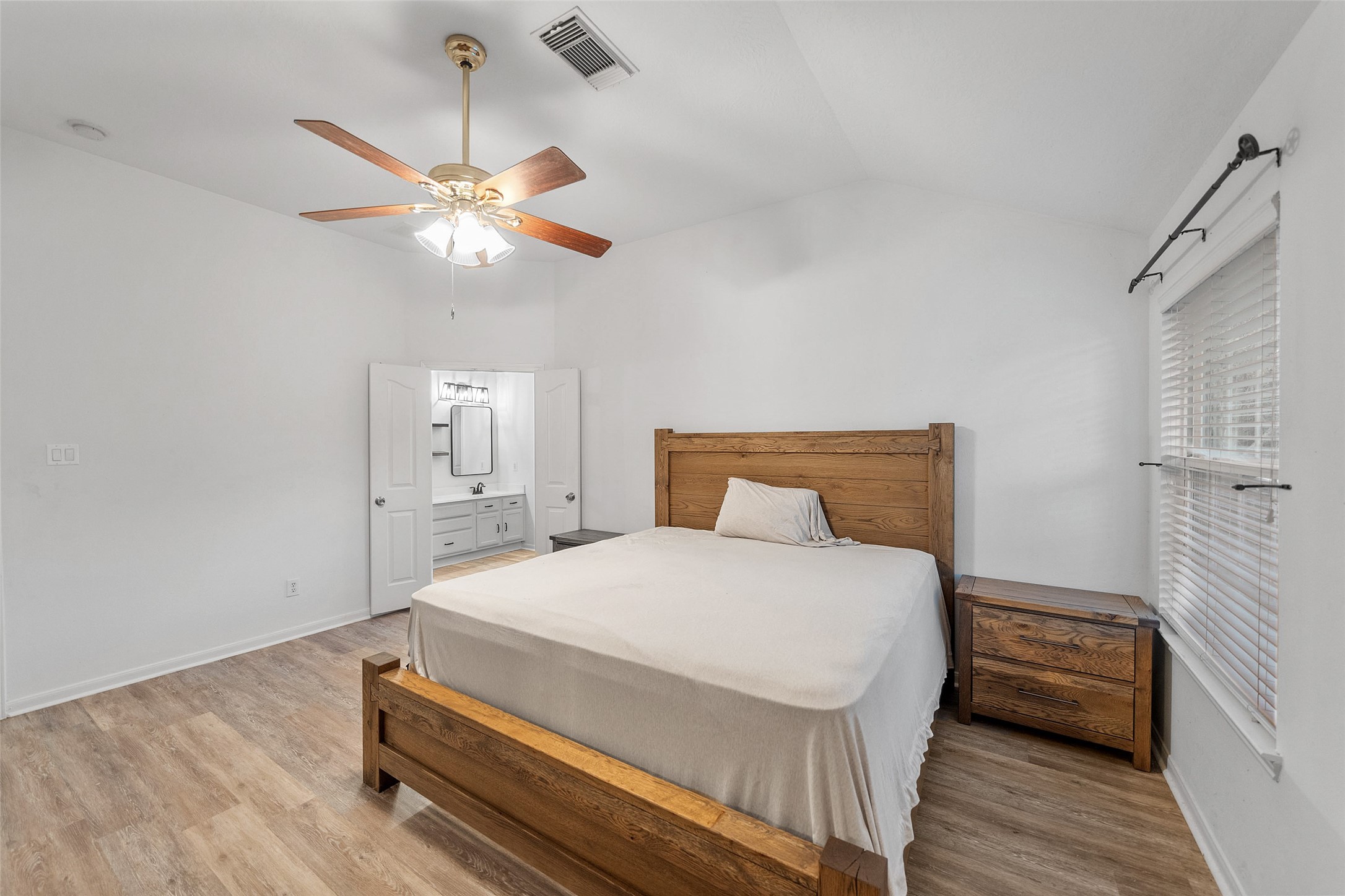 118 Pin Oak Lane Hempstead, TX 77445 - Photo 16 of 33 Virtually staged primary room
