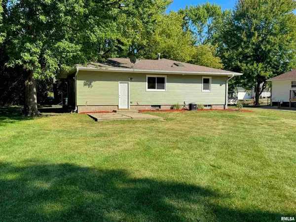 a view of yard with an trees