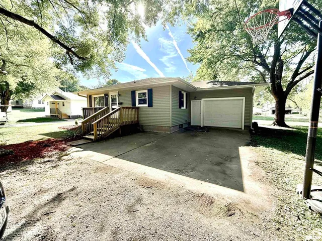 a view of a house with backyard