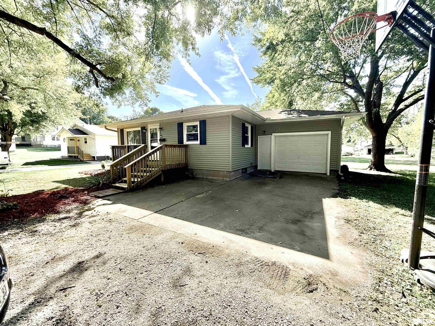 139 North Vail Street Geneseo, IL 61254 - Photo 29 of 30 a view of a house with a yard covered in snow
