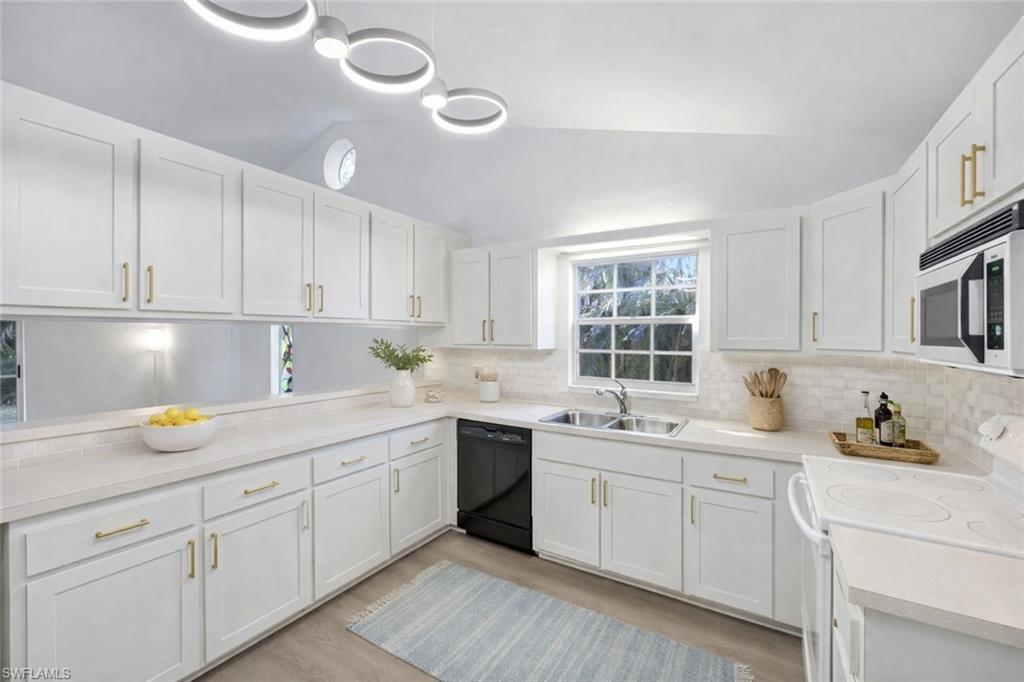 812 102nd Avenue North Naples, FL 34108 - Photo 5 of 44