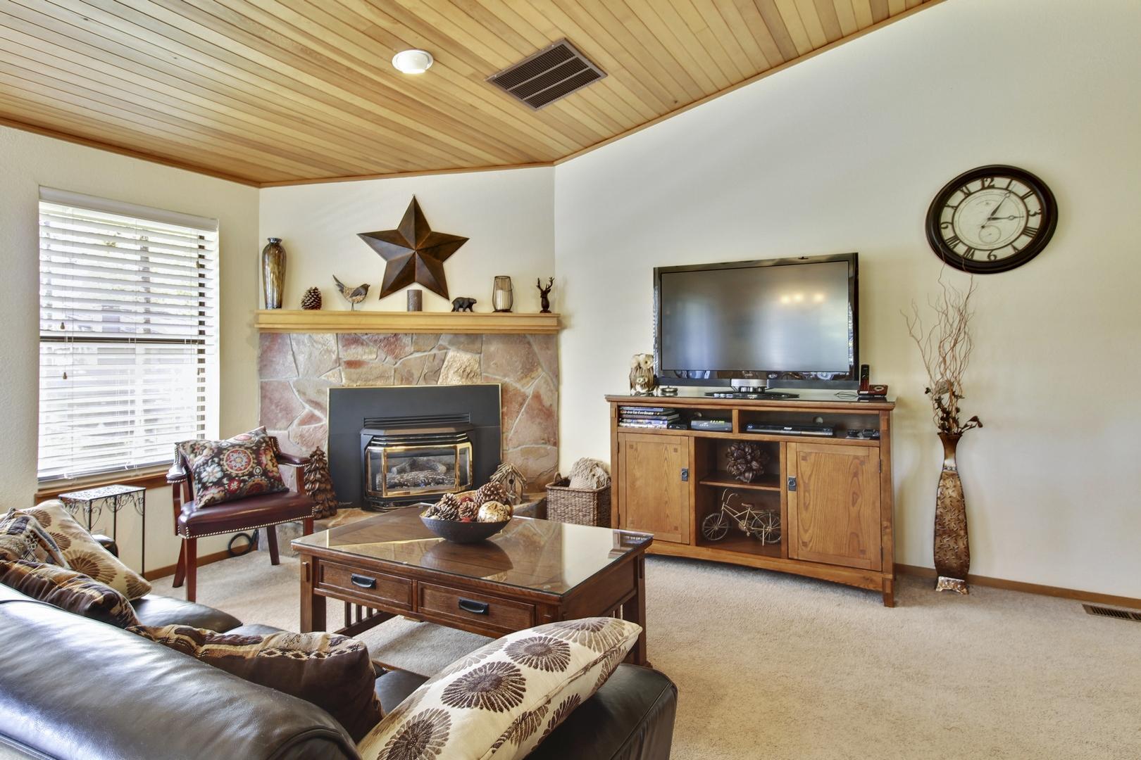 17854 West Core Road Sunriver, OR 97707 - Photo 2 of 26 Great Room from Kitchen