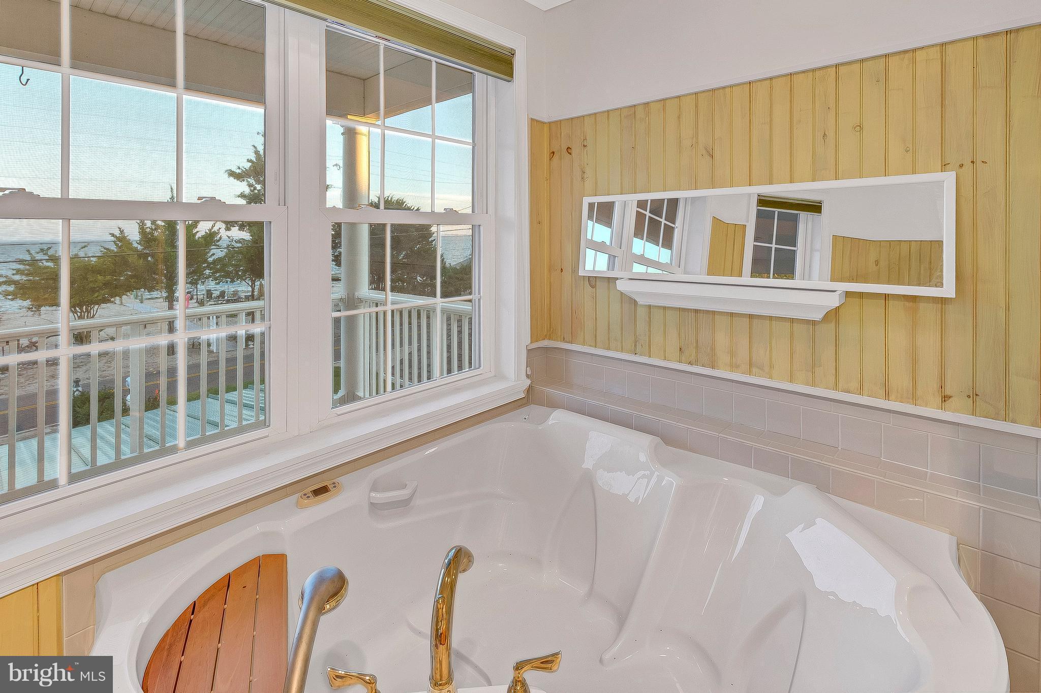 45092 Lighthouse Road Piney Point, MD 20674 - Photo 18 of 30 Corner Hydrotherapy Air Tub, Seats Two (Master)