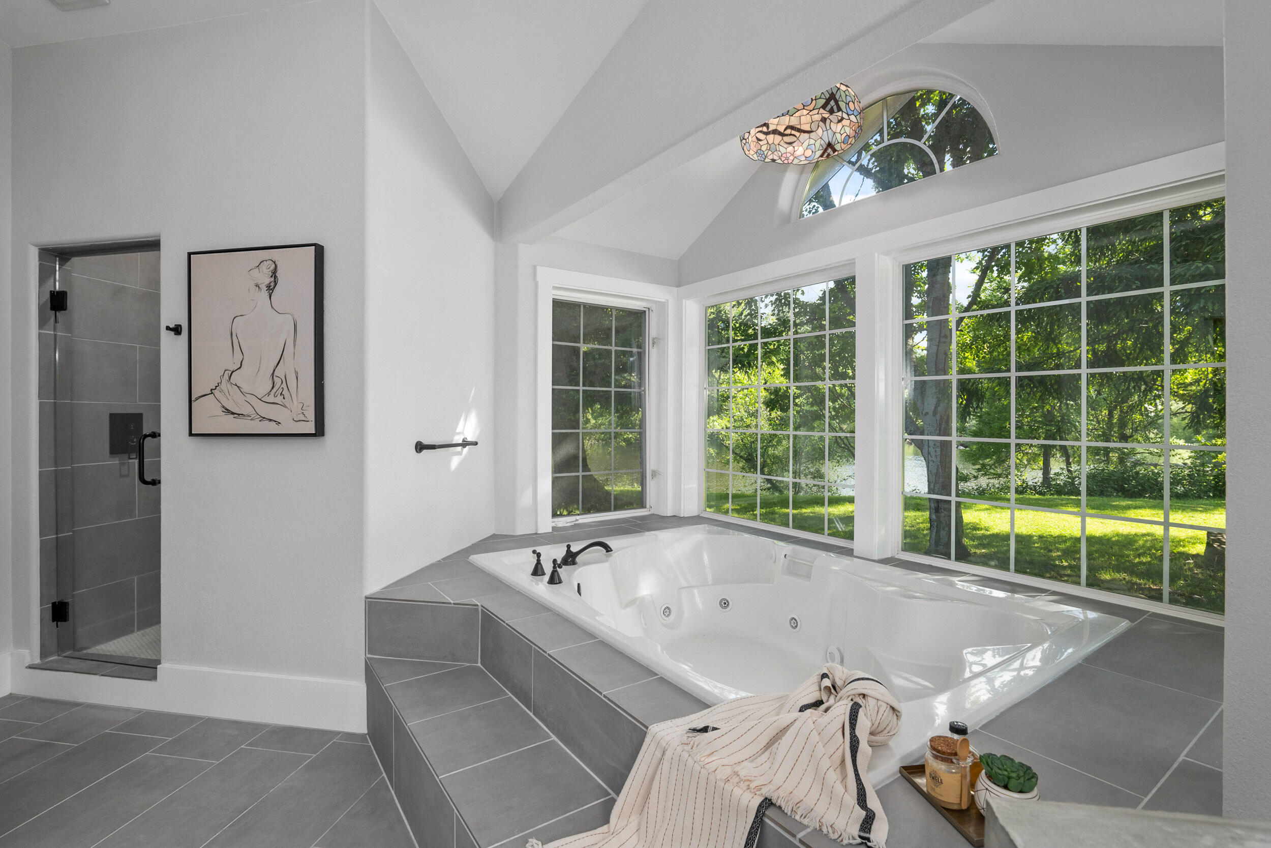 8442 New Hope Road Grants Pass, OR 97527 - Photo 26 of 84 Primary Bath Jetted tub and Walk-in Shower