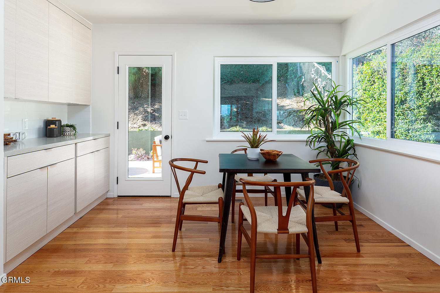 295 Malcolm Drive Pasadena, CA 91105 - Photo 19 of 37 Eating area in Kitchen