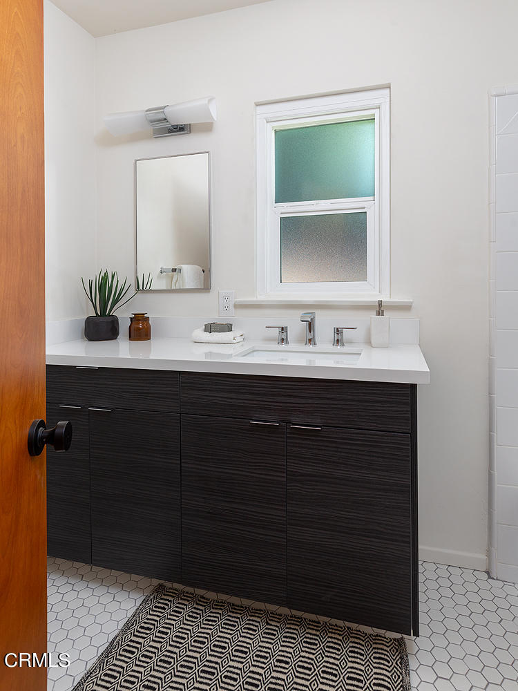 295 Malcolm Drive Pasadena, CA 91105 - Photo 22 of 37 Bathroom #2