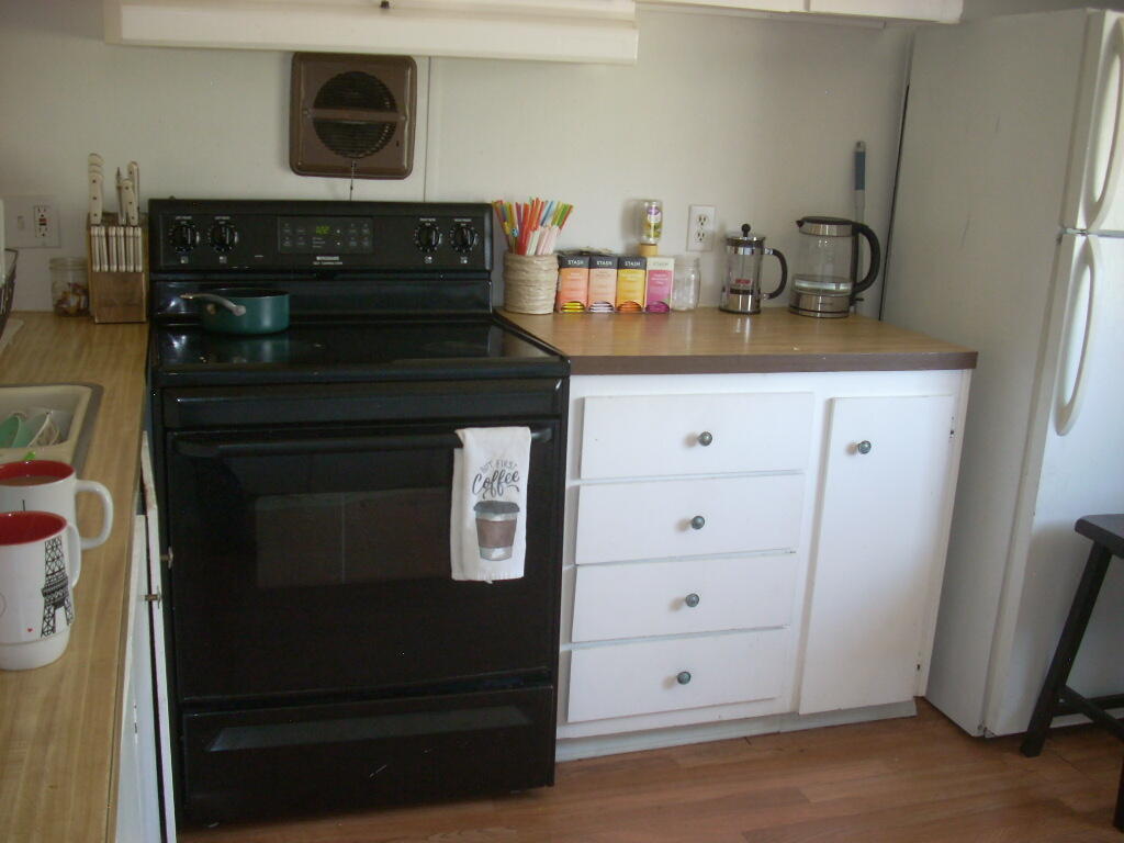 32080 Drews Road Chiloquin, OR 97624 - Photo 12 of 23 Kitchen range