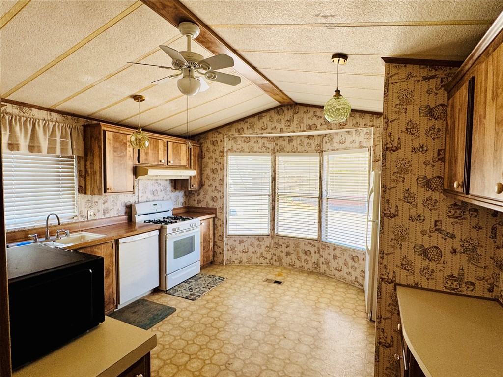 333 Dennison Road, Unit 6 Tehachapi, CA 93561 - Photo 8 of 27 Kitchen