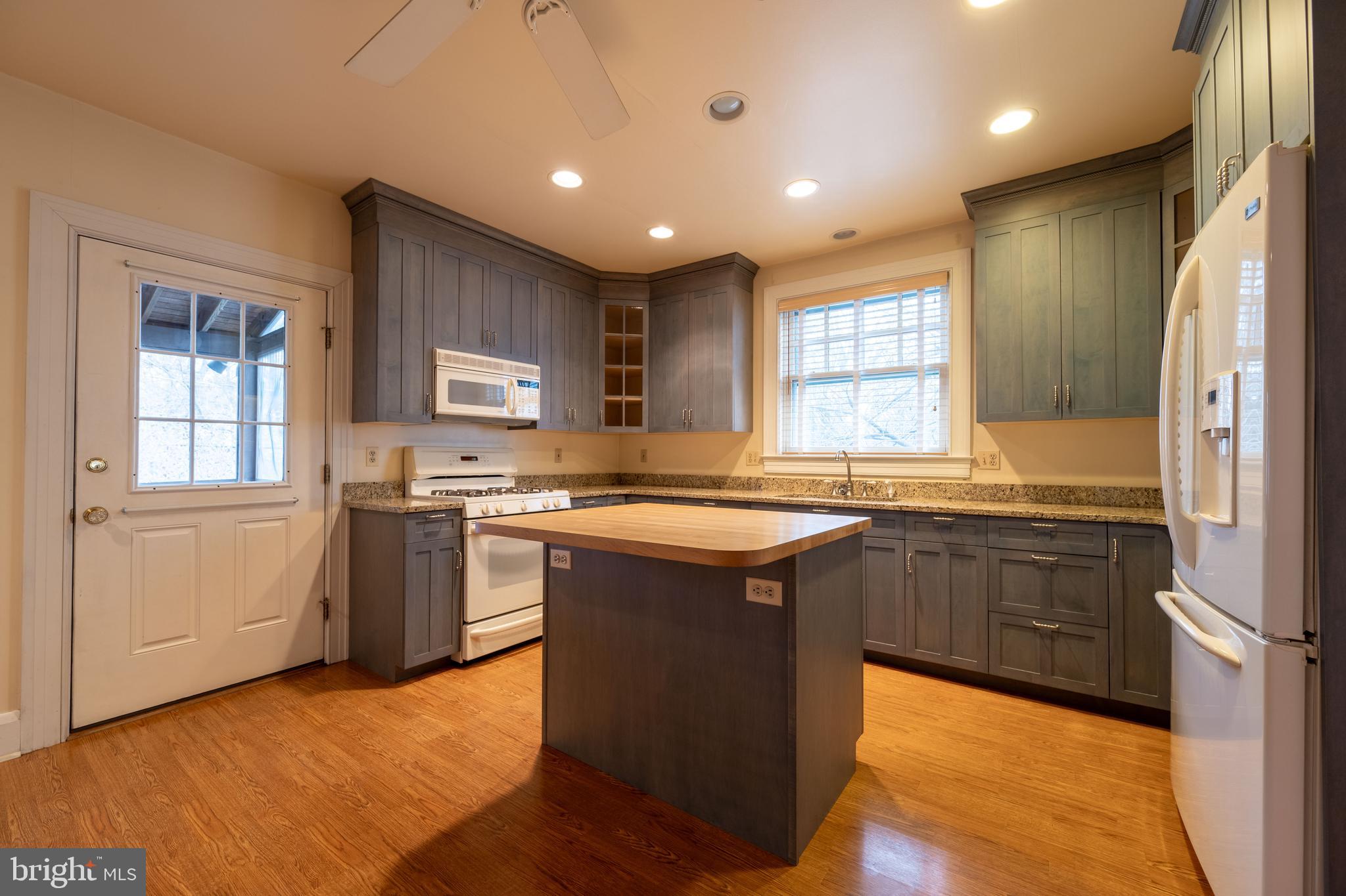 706 Anneslie Road Baltimore, MD 21212 - Photo 15 of 56 Kitchen with Island