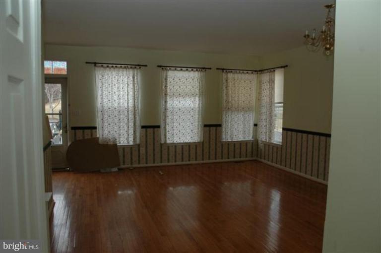 6459 McCoy Road Centreville, VA 20121 - Photo 3 of 4 Living Room/Dining Room