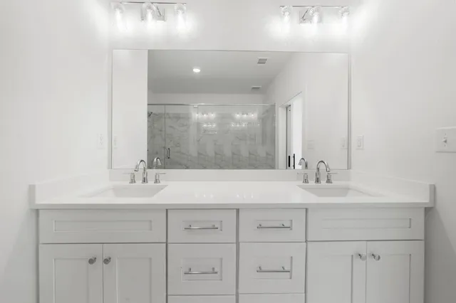 a view of a livingroom with a ceiling fan