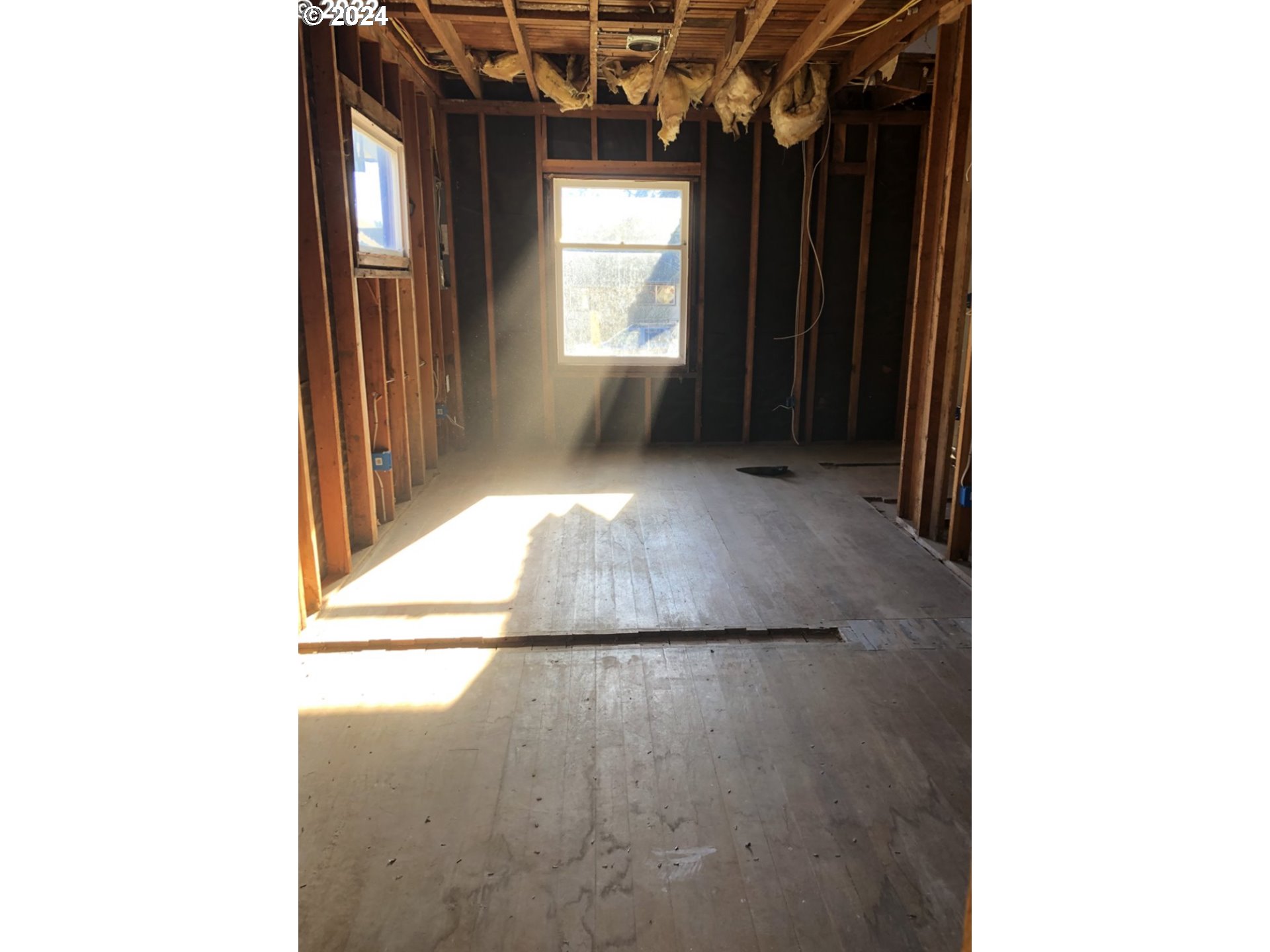 176 North Street Vernonia, OR 97064 - Photo 11 of 19 a view of a hallway with windows