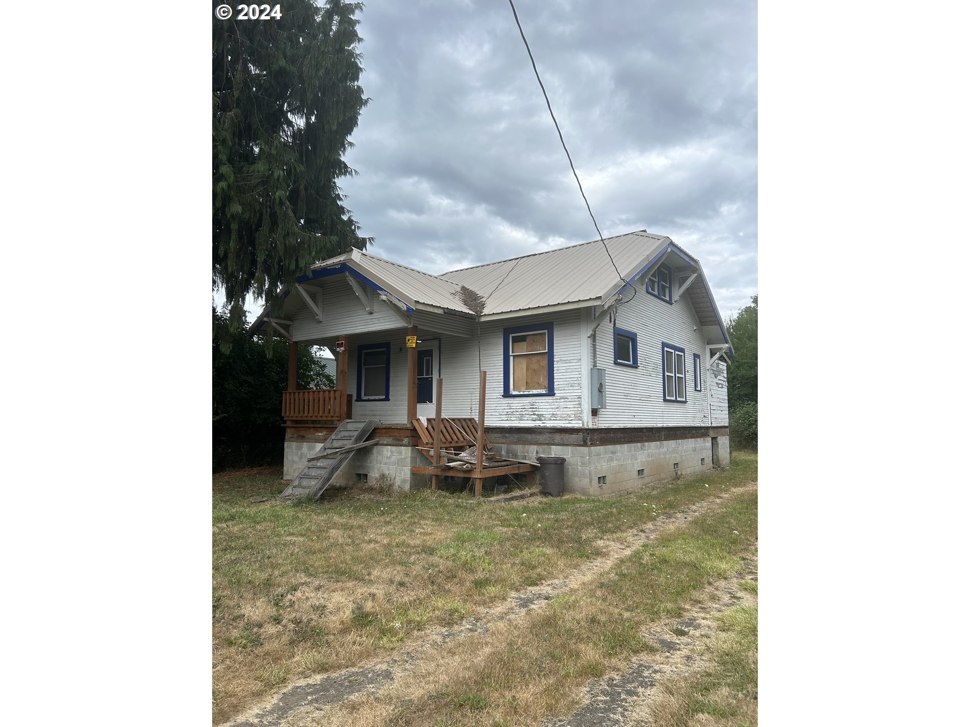 176 North Street Vernonia, OR 97064 - Photo 2 of 19 a view of a house with backyard porch and sitting area