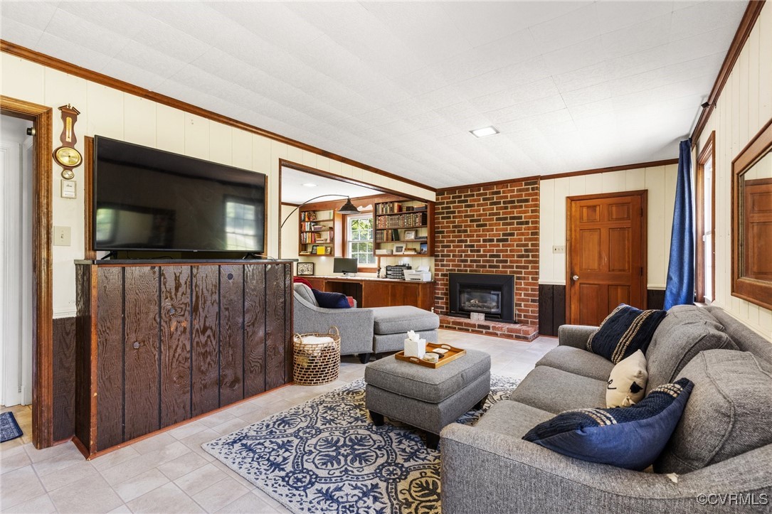 2137 Dogtown Road Goochland, VA 23063 - Photo 4 of 40 Spacious Living Área with a fireplace and 2 exteri