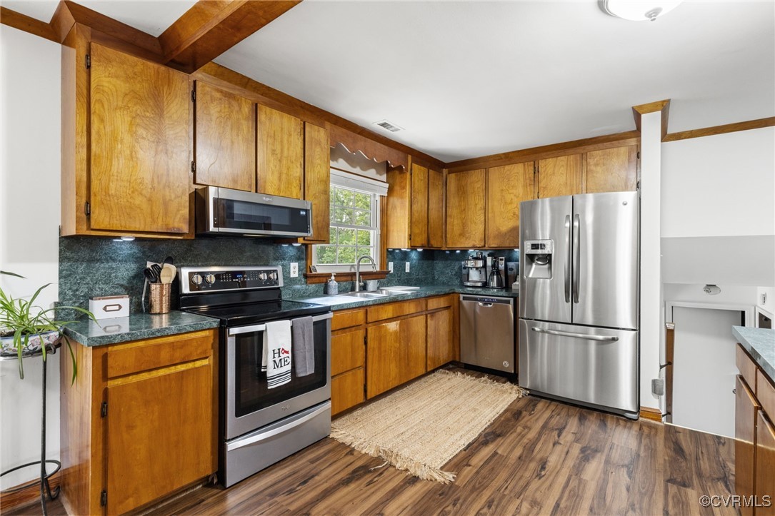 2137 Dogtown Road Goochland, VA 23063 - Photo 8 of 40 Kitchen with stainless steel appliances, a sink, b
