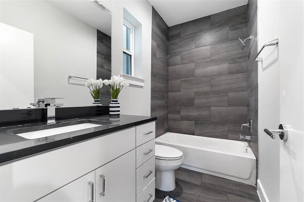 8411 Hempstead Road, Unit F Houston, TX 77008 - Photo 11 of 26 Downstairs bedroom bathroom
