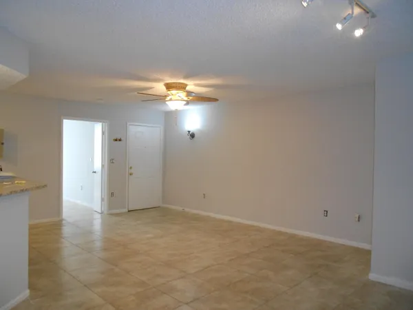 $2,600 | 300 Scotia Drive, Unit 203, Hypoluxo, FL 33462