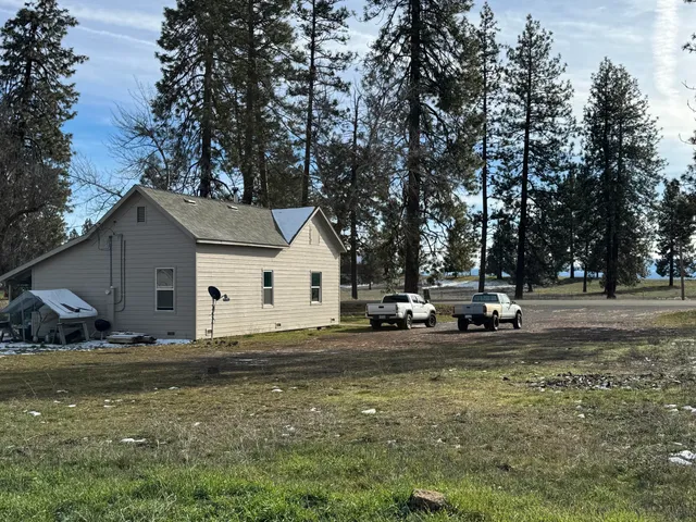 a view of a house with backyard
