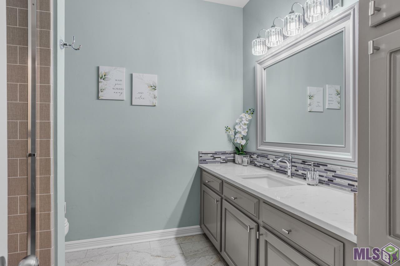 14367 Devall Road Baton Rouge, LA 70818 - Photo 21 of 31 Downstairs Full Guest Bath