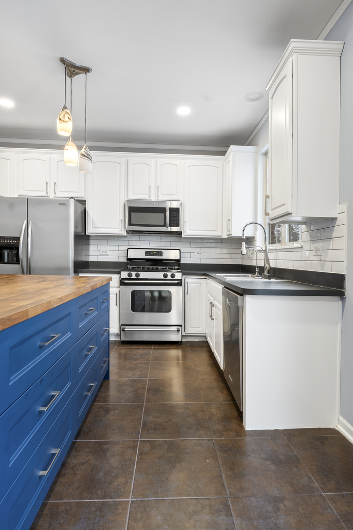 484 Prestwick Lane Wheeling, IL 60090 - Photo 11 of 36 a kitchen with stainless steel appliances a sink stove and cabinets