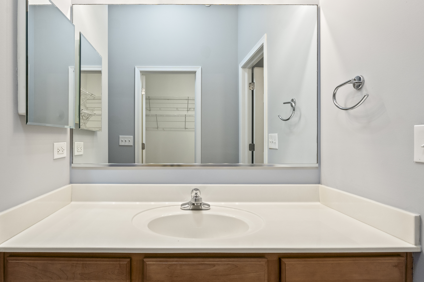 484 Prestwick Lane Wheeling, IL 60090 - Photo 18 of 36 a bathroom with a sink and a mirror