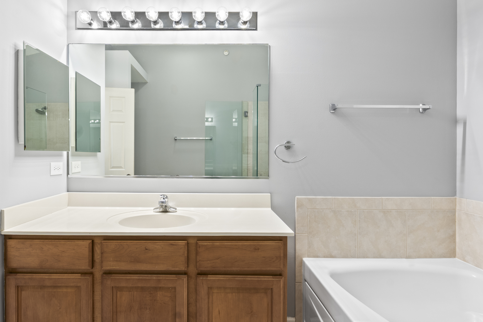 484 Prestwick Lane Wheeling, IL 60090 - Photo 19 of 36 a bathroom with a sink and a bathtub