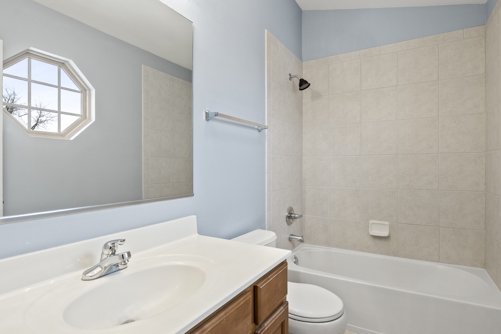 484 Prestwick Lane Wheeling, IL 60090 - Photo 23 of 36 a bathroom with a sink toilet and a bathtub