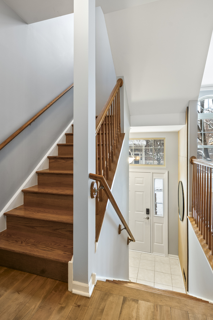 484 Prestwick Lane Wheeling, IL 60090 - Photo 3 of 36 a view of entryway