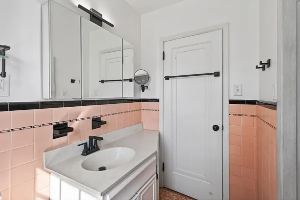 $309,000 | 930 Hawthorne Avenue East, St. Paul, MN 55106