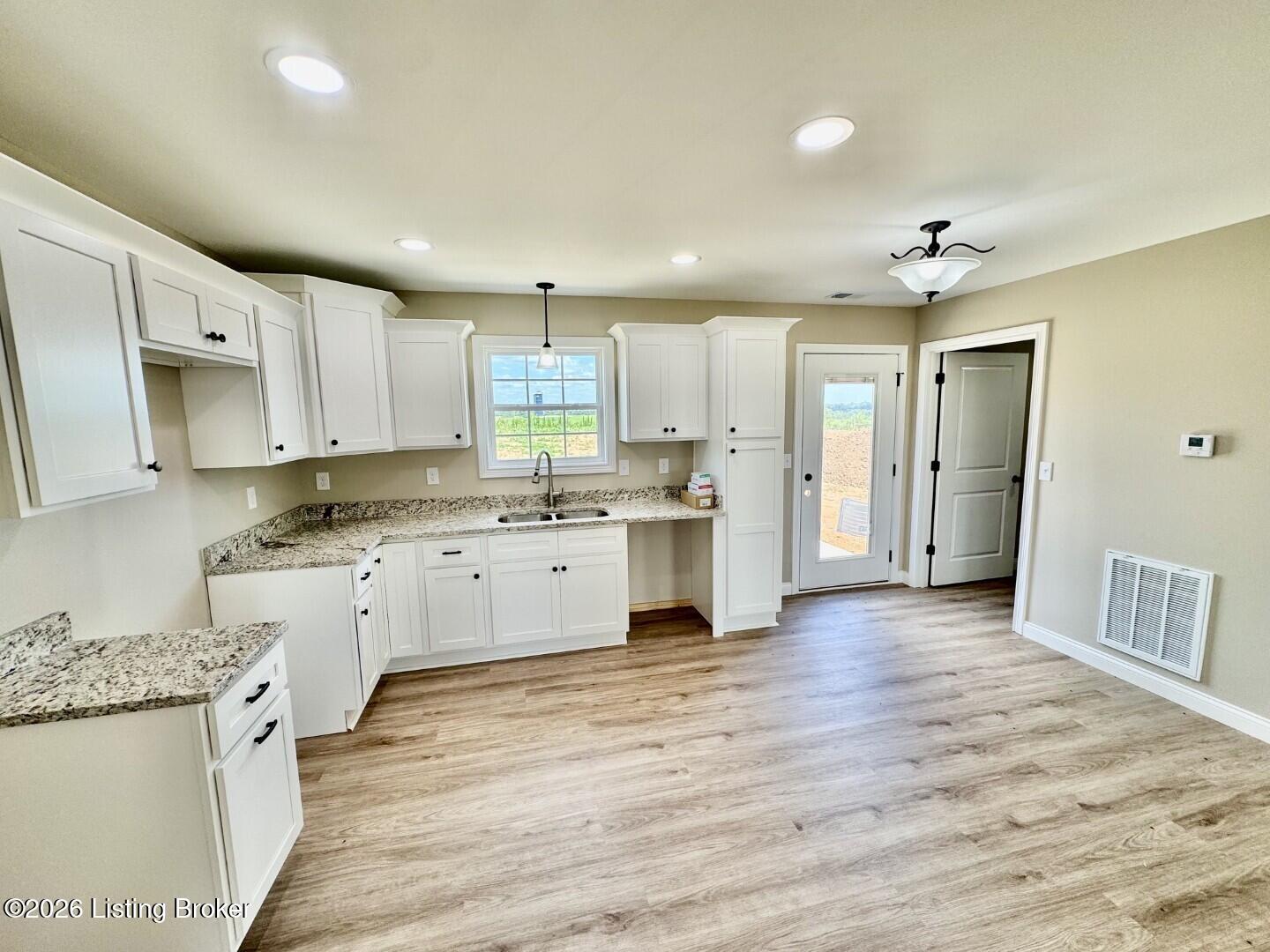 1612 Old Perryville Loop Springfield, KY 40069 - Photo 6 of 27 006_Kitchen