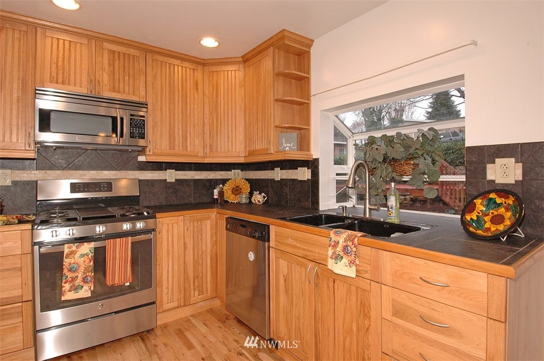 686 Camas Avenue Northeast Renton, WA 98056 - Photo 6 of 17 Gallery Image 6