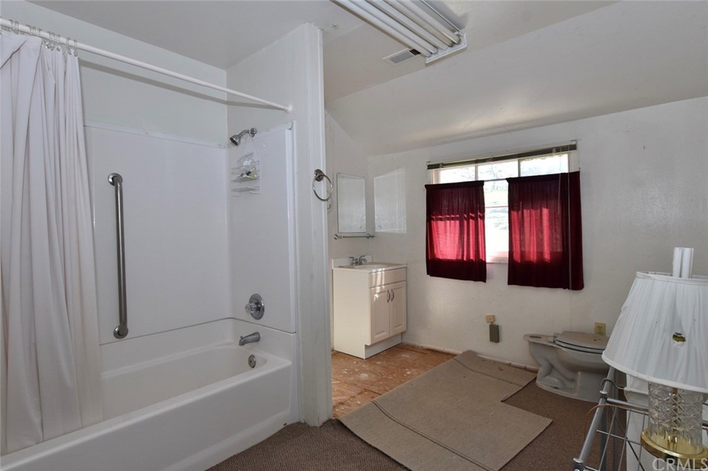 1515 Gateway Drive Paso Robles, CA 93446 - Photo 15 of 24 a bathroom with a bathtub toilet sink and mirror