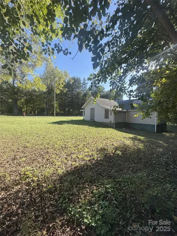 a view of house with a yard
