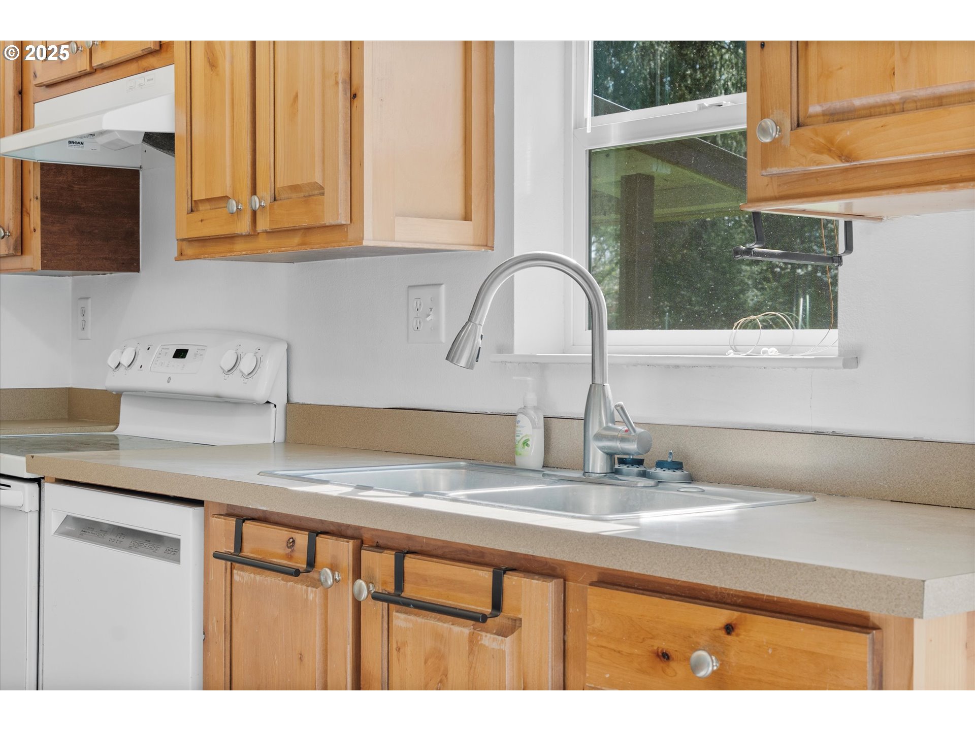 13996 Holcomb Boulevard Oregon City, OR 97045 - Photo 18 of 42 a kitchen with stainless steel appliances granite countertop a sink and a white cabinets