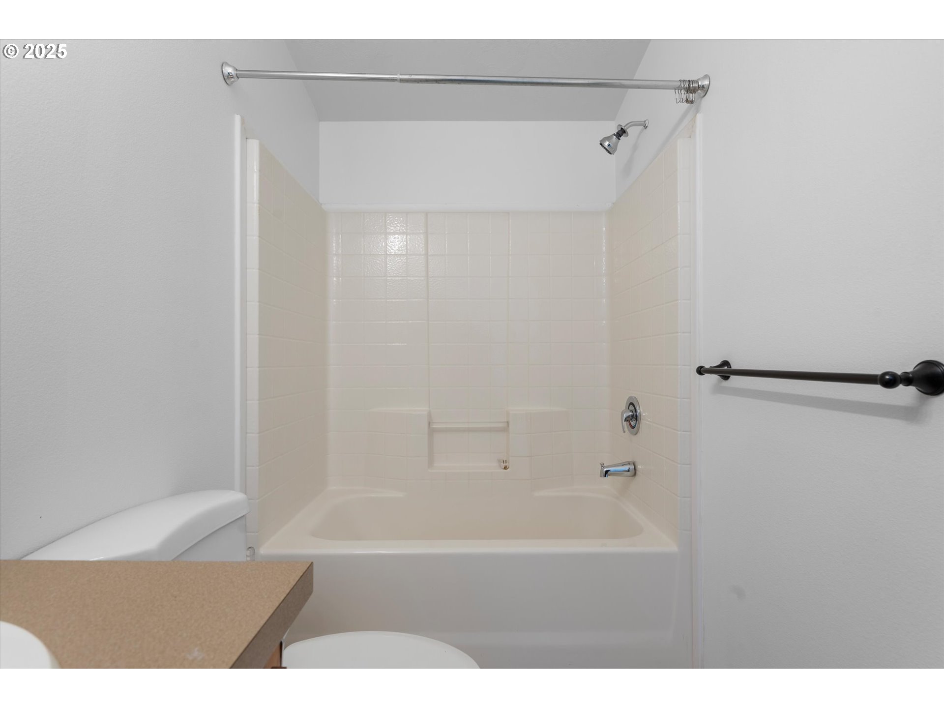 13996 Holcomb Boulevard Oregon City, OR 97045 - Photo 25 of 42 a bathroom with a bathtub and a shower