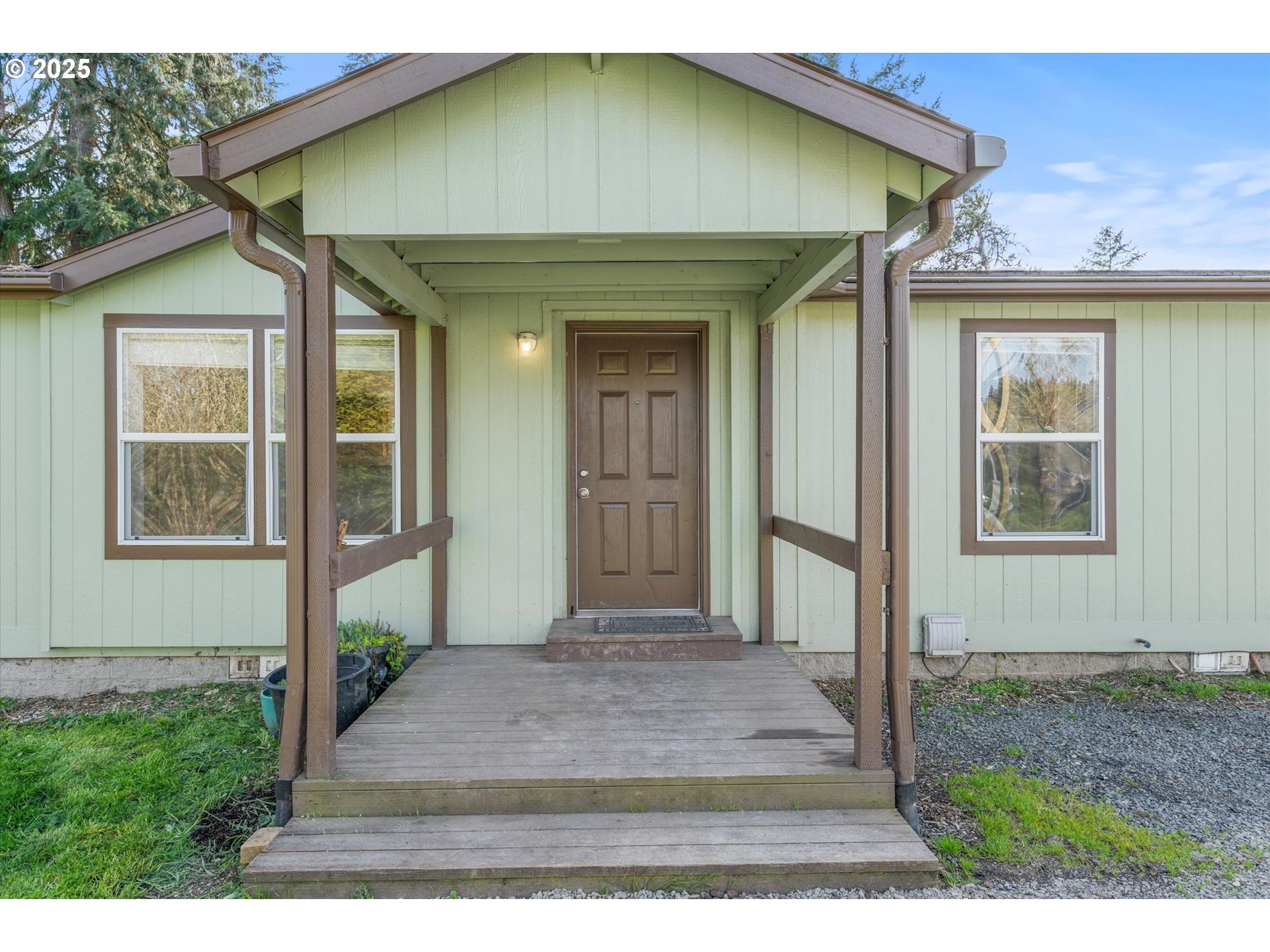 13996 Holcomb Boulevard Oregon City, OR 97045 - Photo 3 of 42 a front view of a house with garden