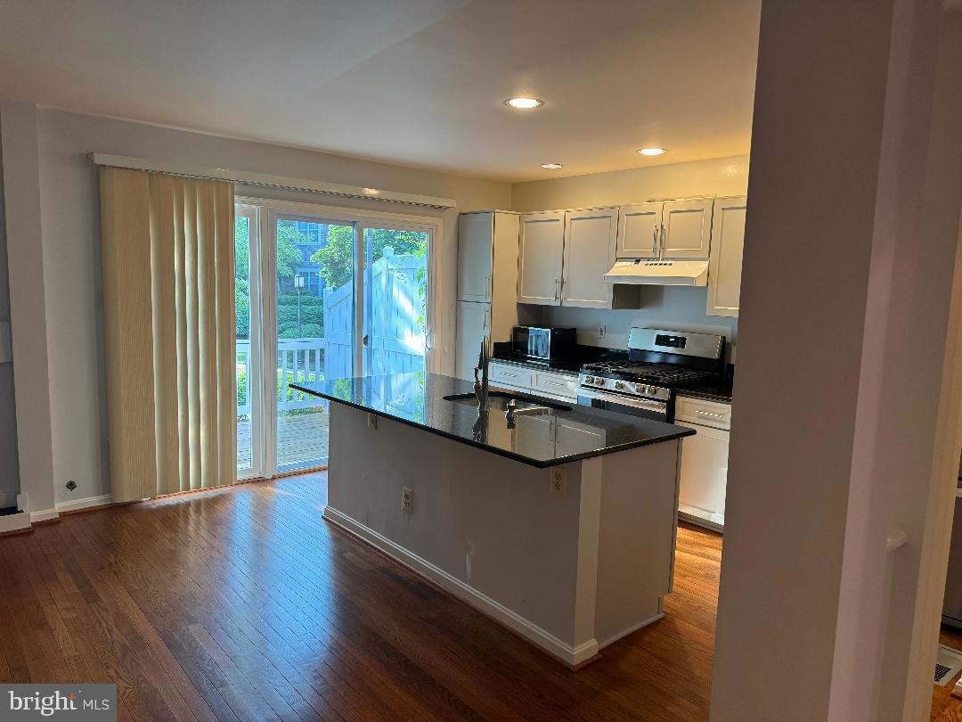 12097 Edgemere Circle Reston, VA 20190 - Photo 3 of 11 Kitchen with Granite Countertops