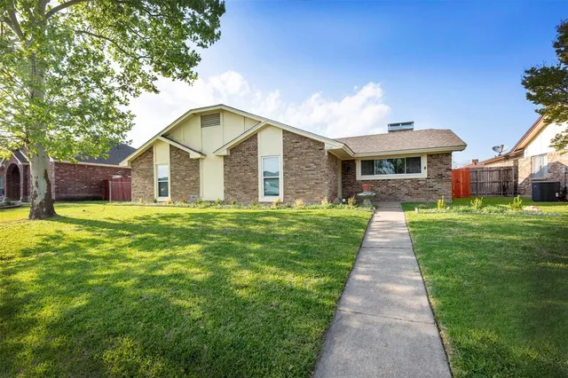 $289,900 | 7109 Lakeshore Drive, Rowlett, TX 75089