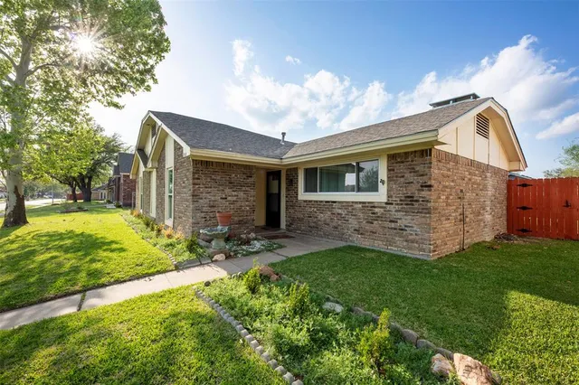 a view of a house with a backyard