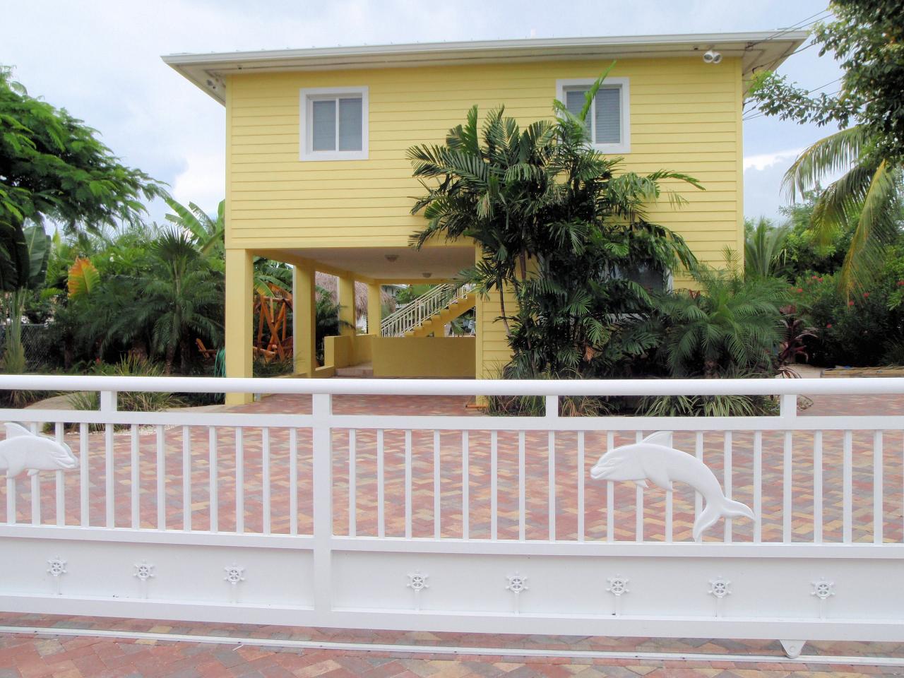 134 Bessie Road Tavernier, FL 33070 - Photo 2 of 26 Front View