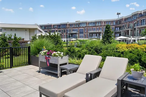 $2,695,000 | 10 Shore Road, Unit 101, Glenwood Landing, NY 11547