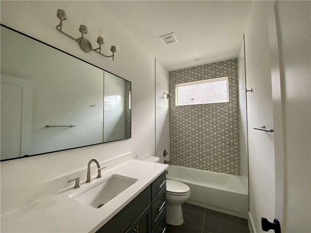 1118 Omega Avenue Austin, TX 78721 - Photo 11 of 19 2nd floor shared full bath