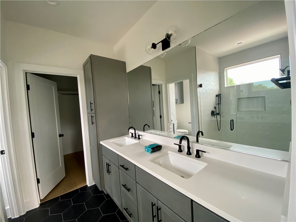 1118 Omega Avenue Austin, TX 78721 - Photo 13 of 19 Primary bath & closet